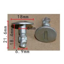 Motorburkolat rögzítő fém csavar 8D0805121